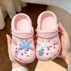 Zapatos perforados para niñas para uso en exteriores, nuevas pantuflas de verano 2026 para niños, modernos y cómodos, sandalias de playa antideslizantes para niñas