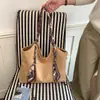 Bolsa de mão fashion com design exclusivo 2026 outono nova bolsa versátil de ombro e axila bolsa tote retrô para o dia a dia bolsa grande