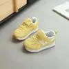 Zapatillas Deportivas de Malla para Niños 2026 Primavera y Otoño Nuevo Estilo Zapatos para Niños Transpirables Tipo Papá para Niños Ligeras para Correr para Niñas Modernas