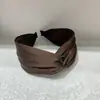 Diadema de Alta Gama Estilo Chanel con Rayas Blancas y Negras con Accesorio para el Cabello de Lazo Cruzado Retro, Diadema Alta que Reduce la Edad y Elegante
