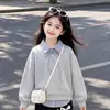 Elegante y a la moda conjunto de dos piezas para niñas para primavera y otoño: un top a rayas con un diseño de cuello único, combinado con pantalones casuales con delicados detalles de encaje - un conjunto de dos piezas moderno