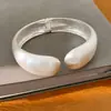 Pulsera con cierre de clip plisado degradado transfronterizo europea y americana, única, moderna, simple, exagerada, lujo ligero, nicho, joyería de alta gama