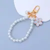 Llavero de cadena de perlas con flor de goteo de aceite exquisita, colgante para conjunto de teléfono móvil y auriculares de corazón de niña, decoración DIY para equipaje