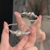 Venta Caliente Brocado Explosivo Pistilo Mariposa Acacia Ratán Sólido Pulsera de Empuje y Tirón Diseño de Flor de Nicho Femenino para Novia