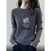 Camiseta feminina listrada em cinza escuro escovado, estilo duas peças, manga longa, tendência 2026, top versátil e que rejuvenesce