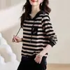 Nova Camiseta Listrada Versátil Simples com Capuz Fina de Manga Longa para Outono Inicial Casual Fashionável Confortável