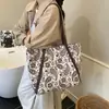 Bolso de Mano con Estampado Literario Retro Otoño Temprano 2025 Nuevo Casual para Viajes Diarios Gran Capacidad Portátil Bolso de Hombro Venta Caliente