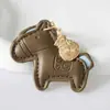 Chaveiro Pulseira Fique Rico Logo Pingente de Pônei Desenho Animado de Couro Bolsa de Casal Acessório de Carro Tendência