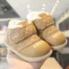 Botas de neve infantis com forro de fleece, novo estilo de inverno 2026, sola macia, duráveis, sapatos de algodão para meninas, espessos, design simples, botas de algodão para meninos