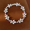 Pulsera abierta de flor con incrustaciones de circonita elegante y exquisita, pulsera de nicho de lujo ligero, joyería versátil de alta gama al por mayor