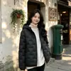 Nueva Chaqueta de Algodón con Capucha Ligera Holgada Otoño/Invierno 2026 para Mujer Estilo Corto para Personas Pequeñas Moda Tallas Grandes Ropa Exterior Casual