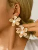 Pendientes de Flor y Perla de Lujo Ligero Retro de Gama Alta Europeos y Americanos al por Mayor Adecuados para el Uso Diario de las Mujeres