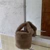 Bolsos de Felpa Transfronterizos para Mujer, Otoño e Invierno 2026 Nuevos Bolsos de Mano Peludos Casuales de Nicho, Bolsos Cubo Populares