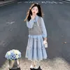 Conjunto Feminino Roupas de Outono 2026 Novo Estiloso Colete de Outono Camisa Jeans Conjunto de Três Peças para Meninas Crianças Médias e Grandes Tendência