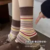 Atmósfera de principios de otoño color block a rayas estilo japonés versátil a media pantorrilla retro color block dopamina estilo perezoso calcetines de mujer a media pantorrilla