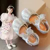Zapatos de princesa para niñas, nueva colección de verano 2026, adornados con pedrería, suela suave, antideslizantes, con detalles de lazo, estilo moderno de media sandalia para niños pequeños y medianos, diseño de cristal