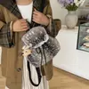 Mochila nova e fofa transfronteiriça para estudantes do sexo feminino, com fecho de cordão, aba magnética, design moderno e minimalista, e grande capacidade.