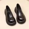 Mocassins femininos 2026 outono novo casual slip-on sola grossa aumento de altura bico redondo emagrecedor sapato simples de couro para pessoas baixinhas