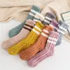 Meias de inverno meia-veludo para todas as ocasiões, meias de algodão femininas listradas em cores doces, meias quentes acolchoadas de veludo coral para o chão, meias atacado