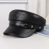 Exclusividad transfronteriza: Gorra de ala corta de cuero suave estilo retro británico con hebilla de cinturón de tapa plana para mujer, nueva moda otoño/invierno que hace que la cara se vea más pequeña, gorra de pico de pato
