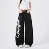 Jeans de mezclilla estilo high street americano con estampado de alas graffiti y costuras visibles, corte holgado para hombre, pantalones de pierna ancha de diseño único para trabajo