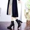 Elegantes botines con punta cuadrada y tacón alto, que presentan una hebilla de cinturón y un tacón grueso, un nuevo diseño para la temporada otoño/invierno 2026