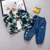 Novo Conjunto de Primavera Estilo Coreano para Meninos Moda Primavera e Outono Infantil Estampado Integral Estrela de Cinco Pontas Jeans Manga Longa Conjunto de Três Peças Moderno