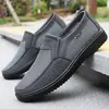 2026 Nuevos Zapatos de Malla Transpirable de Verano para Hombre Punta Redonda Simple Zapatos Casuales para Personas de Mediana Edad y Mayores Venta al por Mayor en Tienda Física Fuente de Artículos Más Vendidos