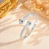 Pulseira de Cobra Dupla Cabeça Fresca e Elegante com Diamantes, Textura Bicolor Dourada e Prateada, Vibe de Luxo Leve, Presente para Namorada ou Melhor Amiga