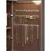 Estante de exhibición de joyas para montar en la pared detrás de la puerta del gabinete con espejo para guardar collares, anillos, pulseras y aretes para evitar que se enreden.