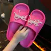 Chinelos decorados para sapatos DIY de sola grossa para mulheres, verão antiderrapantes resistentes ao desgaste para casais, com laço de desenho animado, sandálias internas para casa e banheiro