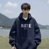 Nova coleção outono e inverno masculina: moletom com capuz, forrado de fleece, espesso, de corte solto, estampado, uma peça de outer wear moderna e casual para adolescentes