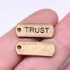 21X8Mm 1.8g Multicor Retrô Liga de Zinco Acessórios Letra Inglesa Confiança Marca Pingente