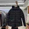 Jaqueta Acolchoada Europeia Estilo Inverno 2026 Nova com Capuz Slim Fit Realçadora da Cintura Gola Alta Versátil Quente Coreana para Mulheres