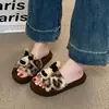 Pantuflas de felpa con estampado de leopardo de dibujos animados para mujer, adecuadas para usar al aire libre, cálidas para otoño e invierno, antideslizantes, de felpa y diseñadas para uso en interiores en el dormitorio.
