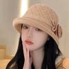 Sombrero de cubo tejido rizado pequeño para personas de mediana edad y ancianos, otoño e invierno, nuevo sombrero de moda con flor para madre, elegante, cálido, sombrero de moda