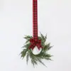 Corona de Navidad de Plástico de Cedro y Pino con Lazo y Cascabel Colgante para Armario, Directo del Fabricante para Ventas Transfronterizas