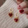 Aretes Geométricos Corazón Rojo Ankora Ambiente de Otoño e Invierno Moda Elegante Versátiles Aretes Lujo Accesible Aretes de Alta Gama