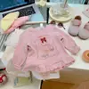Camiseta de Manga Larga para Niña, Nueva Primavera/Otoño 2026, Top para Bebé Versátil y Elegante con Adorno de Encaje y Cuello Redondo