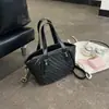 Bolsas de mano pequeñas de alta gama transfronterizas para mujer, nuevos bolsos de nicho populares 2026, bolsos versátiles de hombro y cruzados, bolsos tipo cubo