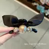 Pinza de Garra Negra Seleccionada Cuidadosamente Perla Pedrería Parte Trasera de la Cabeza Peinado Semirecogido Temperamento Versátil Elegante Accesorio para el Cabello