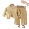 Conjunto com capuz atmosférico para meninas para outono e inverno, com luvas removíveis, um top bordado e calças compridas de perna larga feitas de tecido de lã Oli