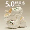 Sapatos Croc Femininos de Verão para Usar por Cima com Solado Grosso Nova Moda 2024 Sandálias e Chinelos de Dedo para Praia e Litoral para Mulheres