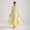 Toma Real de un Vestido de Encaje Estilo Palacio con Elaborados Adornos Florales Tridimensionales y Mangas Largas