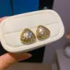 Pendientes de botón de oro real de 18k chapado con colgante triangular de circón, pendientes de lujo ligero de alta gama con un diseño único y elegante