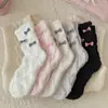 Meias de Veludo Coral Femininas de Inverno Quentes para Dormir Meias de Cano Médio Preto e Branco Acessórios Meias com Laço Pequeno Estilo Fragrância Meias para Casa