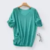 Top de veludo com decote em V e manga curta com efeito emagrecedor, casual e elegante, um item básico essencial para o verão