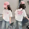 Camiseta de Manga Curta com Estampa de Letras para Meninas 2026 Novo Estilo Coreano Verão Versátil de Algodão Puro para Bebês Meninas Tendência