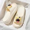 Chinelos fofos de sola grossa para exterior, sandálias casuais de salto alto femininas, sapatos de praia para senhoras, chinelos de casa para mulheres