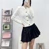 Cardigan Jacket de Moda Outono Novo Estilo Europeu e Americano High-End com Fivela de Metal Gola Redonda Curto Top de Malha Vazada para Mulheres